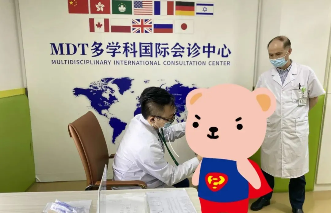 ▲徐磊院长为小熙检查身体