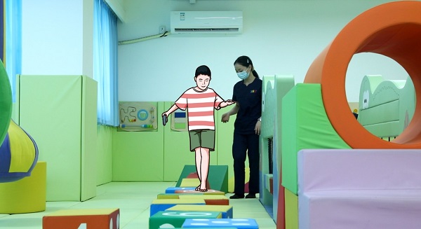 思思正在进行感统训练
