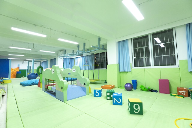 父母都不高的孩子如何摆脱遗传身高限制？