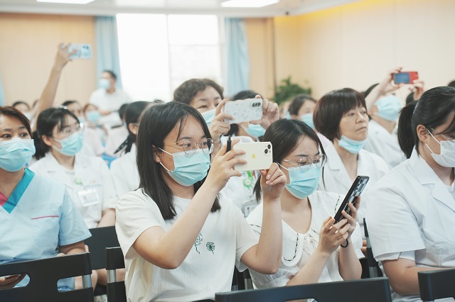 西南儿童康复医院医护人员认真记录学习