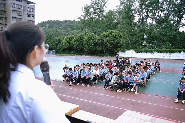 西南儿童医院心理咨询师为孩子们进行青春期心理讲座