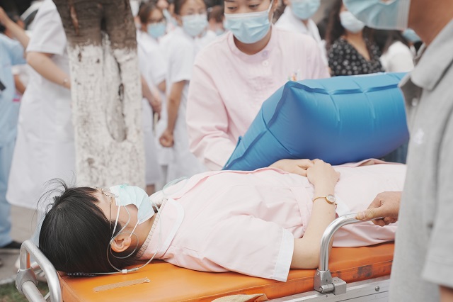 对模拟受伤员工进行现场救治转移