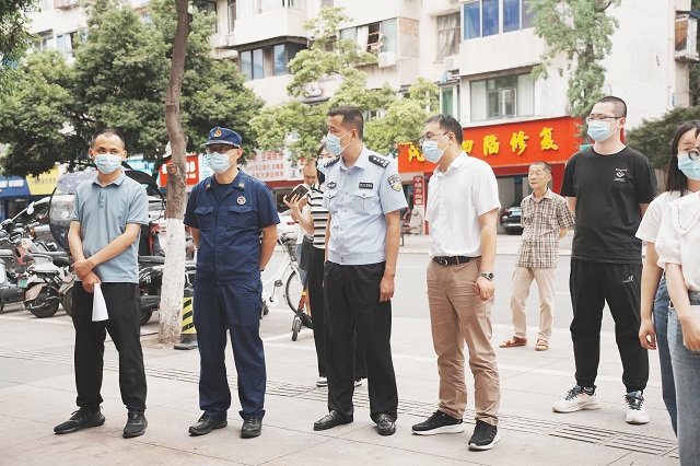 卫健委、消防、社区派出所、安全员、网格员及医院领导现场观看演练