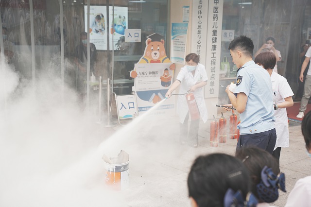 医院工作人员进行灭火演练