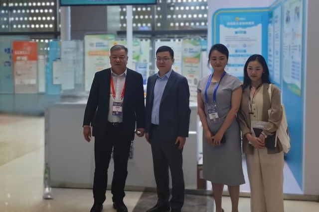 我院专家与湖北省人民医院王高华院长合影.jpg