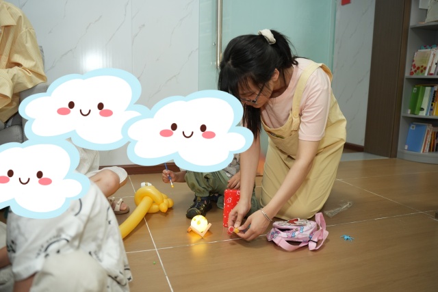 老师带着孩子在“职工之家”做游戏.JPG