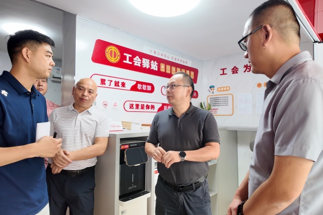 蔡主席参观职工之家.jpg