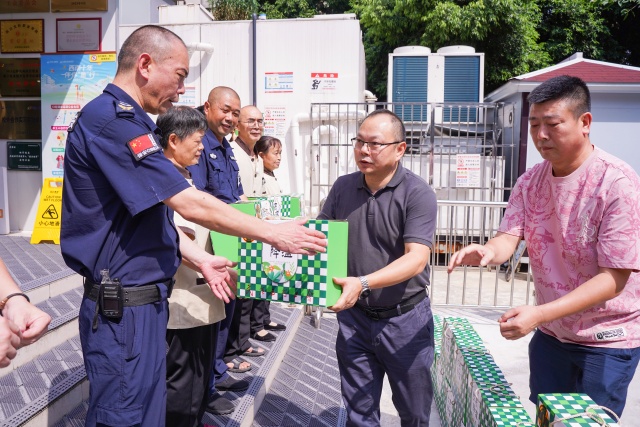 蔡主席为医院职工送上“清凉大礼包”.jpg