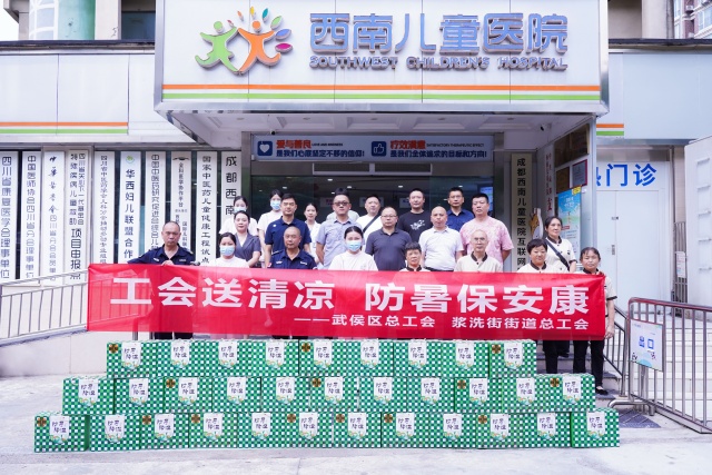 蔡敏主席一行与西南儿童医院一线医生合影.jpg